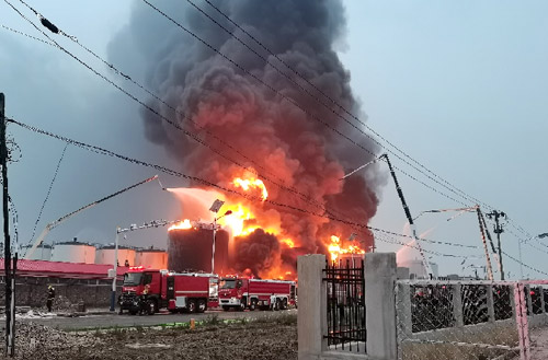 徐工壓縮空氣泡沫消防車救援廣東省佛山市高明區(qū)火災(zāi)