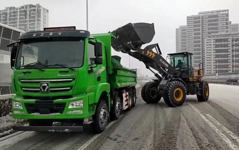 除雪保暢通，徐工汽車在行動(dòng)